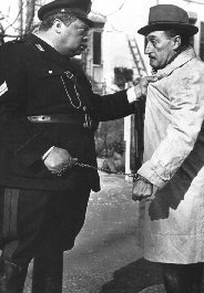 Tot con Aldo Fabrizi in una scena di Guardie e ladri
